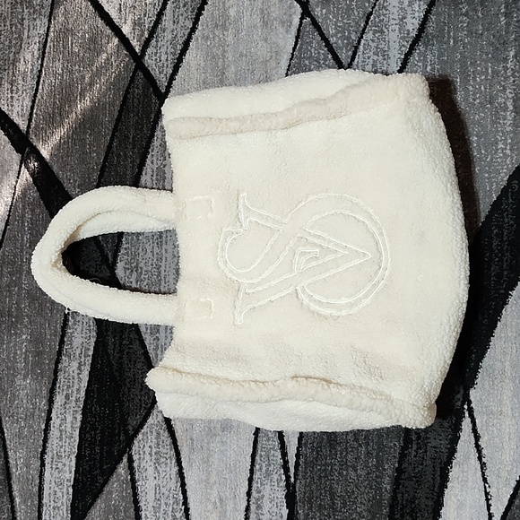 VICTORIA SECRET 2021 OFF WHITE EMBROIDERED SHERPA LOGO TOTE BAG - Picture 1 of 10